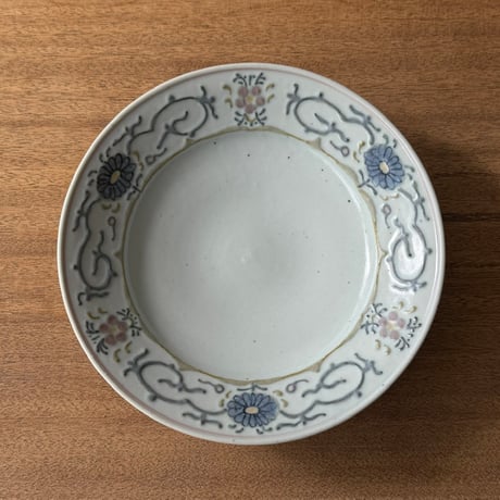 皐月窯　7.5寸縁付皿 色絵花 さ12B（直径約22.5cm)