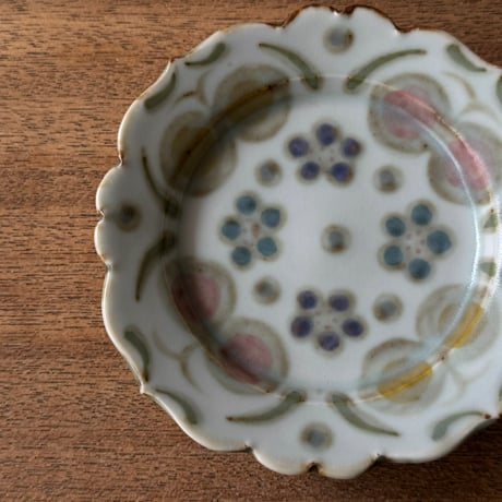 皐月窯　4寸輪花リム皿 赤砥化粧ちょうちらし さ3A（直径約12cm)