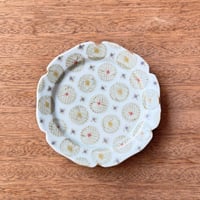 皐月窯　5寸輪花リム皿 赤砥化粧花 さ5C（直径約15.5cm)