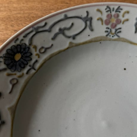 皐月窯　7.5寸縁付皿 色絵花 さ12A（直径約22.5cm)