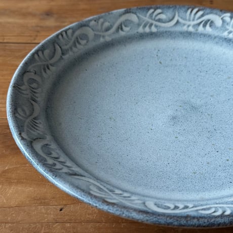 村澤陶苑　藁灰釉掻き落とし皿 い (直径約21.5cm)