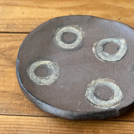 こだま土　タタラ丸皿 (直径約12cm)  は