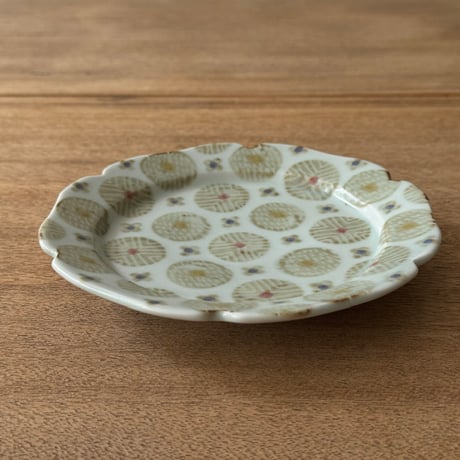 皐月窯　5寸輪花リム皿 赤砥化粧花 さ5B（直径約15.5cm)