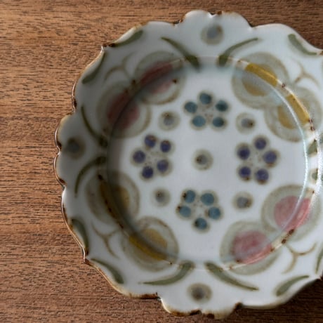 皐月窯　4寸輪花リム皿 赤砥化粧ちょうちらし さ3B（直径約12cm)