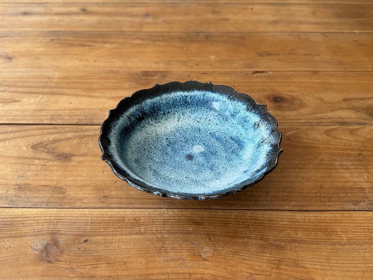 村澤陶苑 藁灰釉稜花皿 B（直径約14.5cm) | kogeiseikatsu.shop