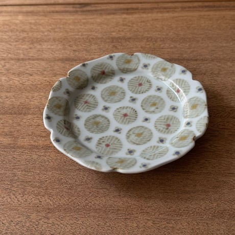 皐月窯　5寸輪花リム皿 赤砥化粧花 さ5A（直径約15.5cm)
