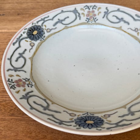 皐月窯　7.5寸縁付皿 色絵花 さ12C（直径約22.5cm)