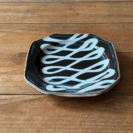 柳瀬俊一郎　八角皿 捻り・黒 24B1（約15×15cm)