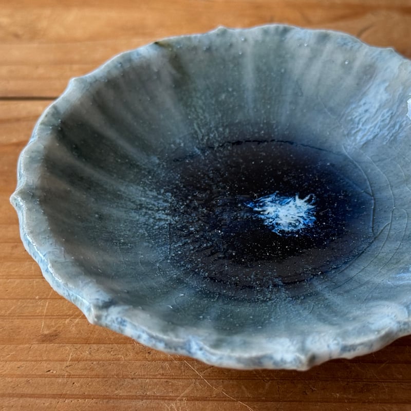 青色の花形陶器皿 村澤陶苑 青灰釉稜花小皿 A (直径約10cm) | kogeiseikatsu.shop