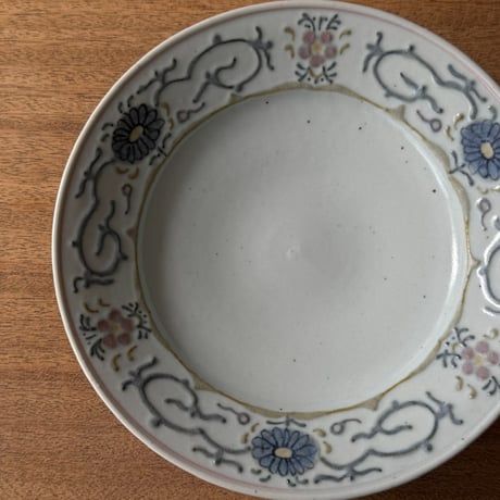皐月窯　7.5寸縁付皿 色絵花 さ12B（直径約22.5cm)
