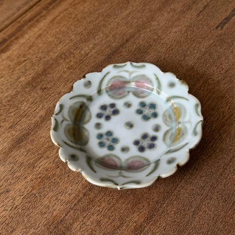 皐月窯　4寸輪花リム皿 赤砥化粧ちょうちらし さ3A（直径約12cm)