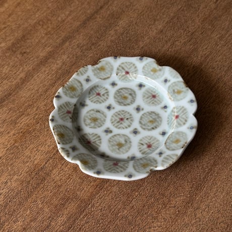 皐月窯　4寸輪花リム皿 赤砥化粧花 さ2A（直径約12cm)