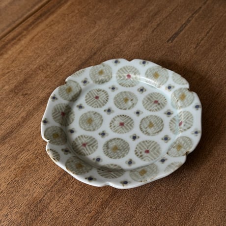 皐月窯　5寸輪花リム皿 赤砥化粧花 さ5A（直径約15.5cm)