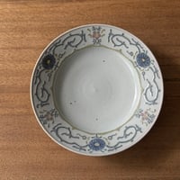 皐月窯　7.5寸縁付皿 色絵花 さ12A（直径約22.5cm)