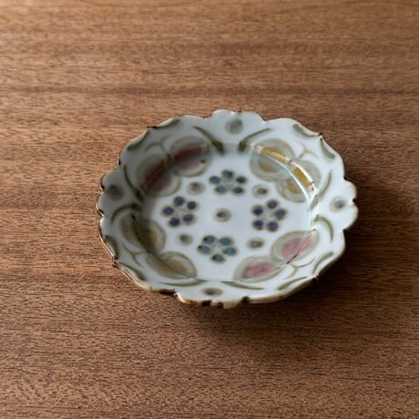 皐月窯　4寸輪花リム皿 赤砥化粧ちょうちらし さ3B（直径約12cm)