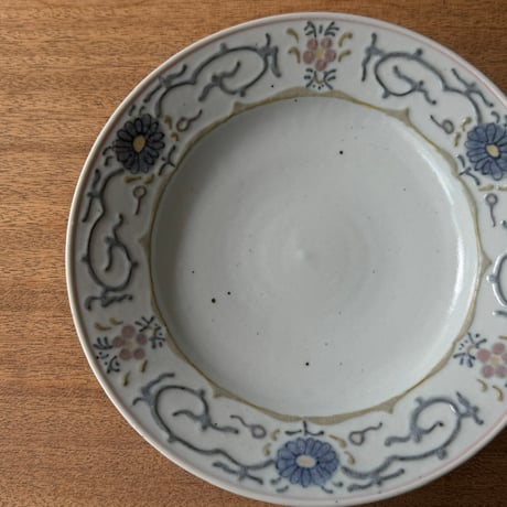 皐月窯　7.5寸縁付皿 色絵花 さ12A（直径約22.5cm)