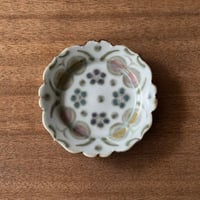 皐月窯　4寸輪花リム皿 赤砥化粧ちょうちらし さ3A（直径約12cm)