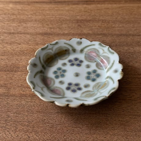 皐月窯　4寸輪花リム皿 赤砥化粧ちょうちらし さ3A（直径約12cm)