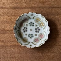 皐月窯　4寸輪花リム皿 赤砥化粧ちょうちらし さ3B（直径約12cm)