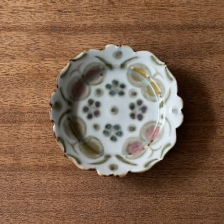 皐月窯　4寸輪花リム皿 赤砥化粧ちょうちらし さ3B（直径約12cm)