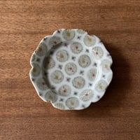 皐月窯　4寸輪花リム皿 赤砥化粧花 さ2A（直径約12cm)