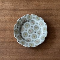 皐月窯　4寸輪花リム皿 赤砥化粧花 さ2B（直径約12cm)