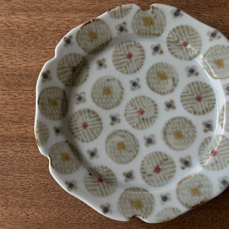 皐月窯　5寸輪花リム皿 赤砥化粧花 さ5B（直径約15.5cm)