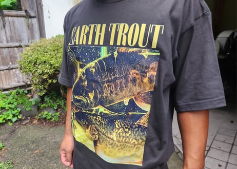 EARTH TROUT 『カワサバ』オリジナルデザインTシャツ