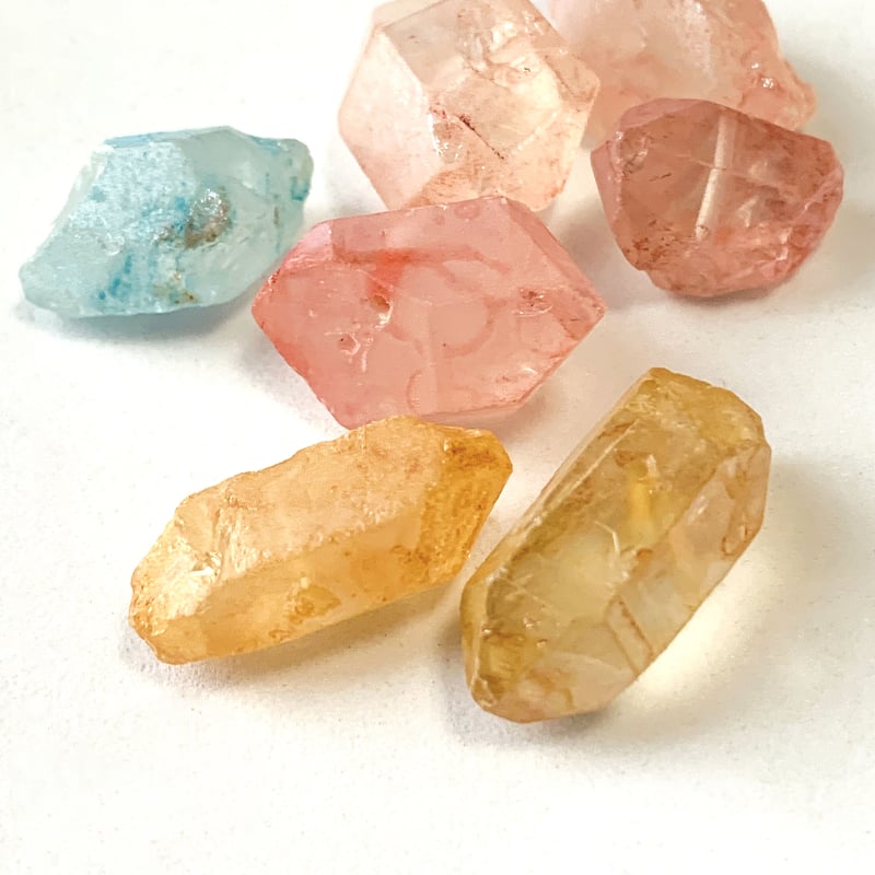 4個】琥珀糖みたいなカラフル穴あき天然石 クリスタル 4個】琥珀糖みたいなカラフル穴あき天然石 クリスタル