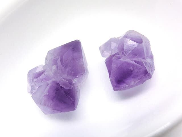 大化けするかも❣️❣️   天然紫色原石  紫色と緑色の混合  不透明  １６５６g 大化けするかも❣️❣️ 天然紫色 原石 紫色と緑色の混合