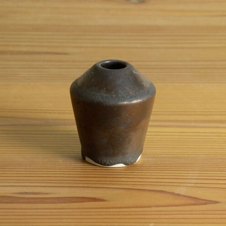 小さな花瓶　つぼみ　鉄黒