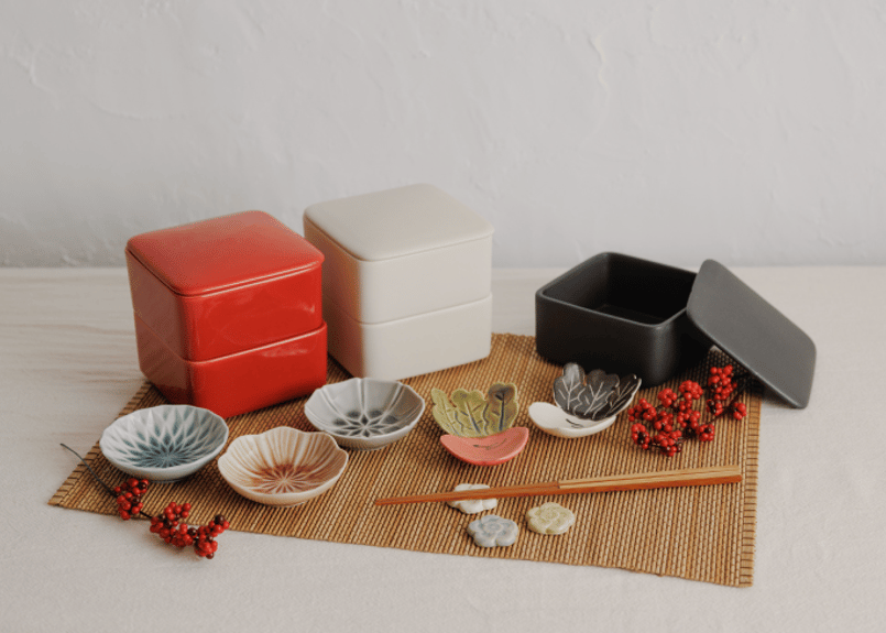 九谷焼　金彩　蝙蝠　桃　蓋物　とも箱つき 桃と蝙蝠 平碗 (木箱入り) - SIONE -シオネ | ギフト・引出物