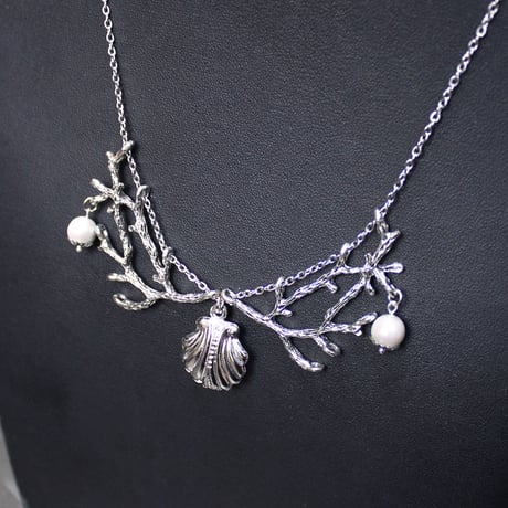 UTAKATA NECKLACE