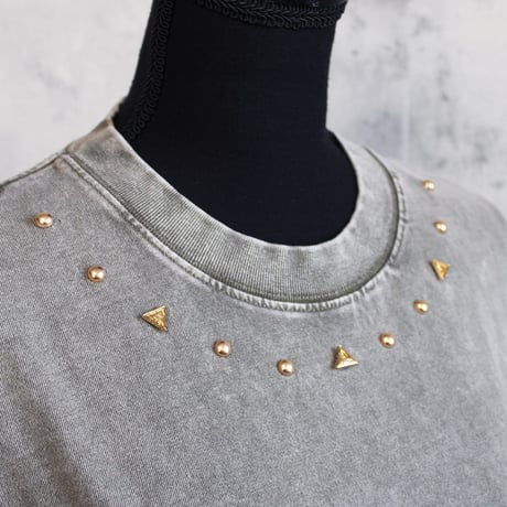 PYRAMID RIVET T-SHIRT(SAND)