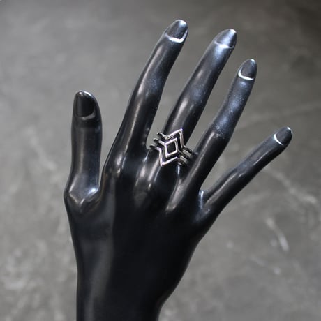 GEOMETRIC RING