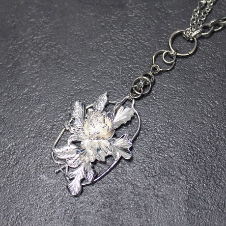 PEONY NECKLACE