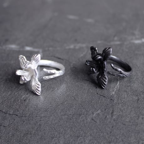MONO FLOWER RING