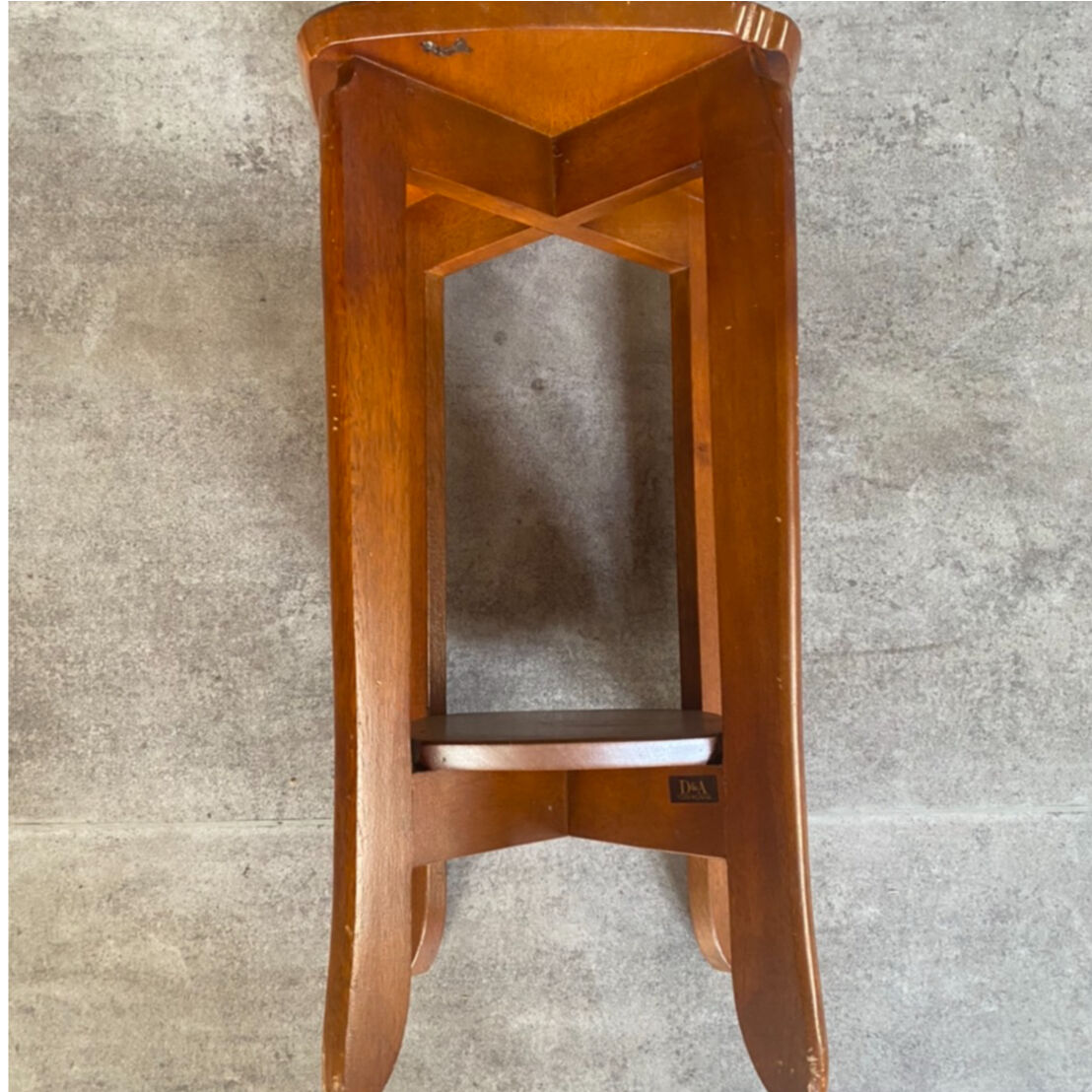 『D&A YOSHIKAWA 葡萄柄の透かし彫り四角椅子』