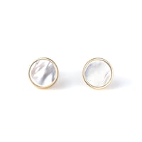 "UNTITLED"  ○ White lipped oyster Pierced earrings K10YG