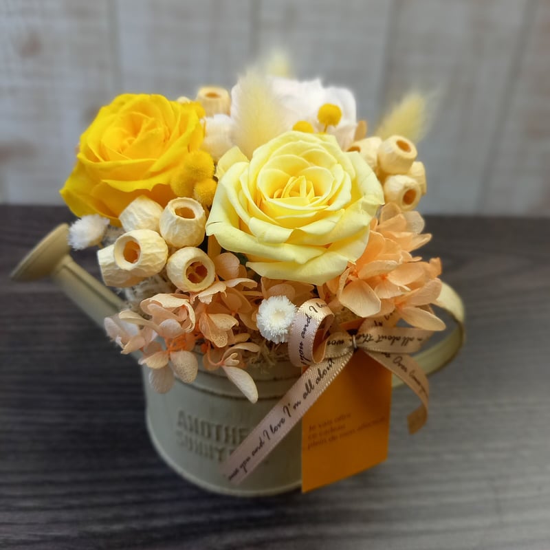 ジョウロ型のプリザーブドフラワーアレンジ オレンジ系 | フローリスト桜桃