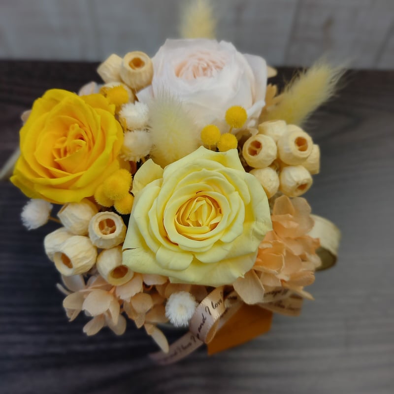 ジョウロ型のプリザーブドフラワーアレンジ オレンジ系 | フローリスト桜桃