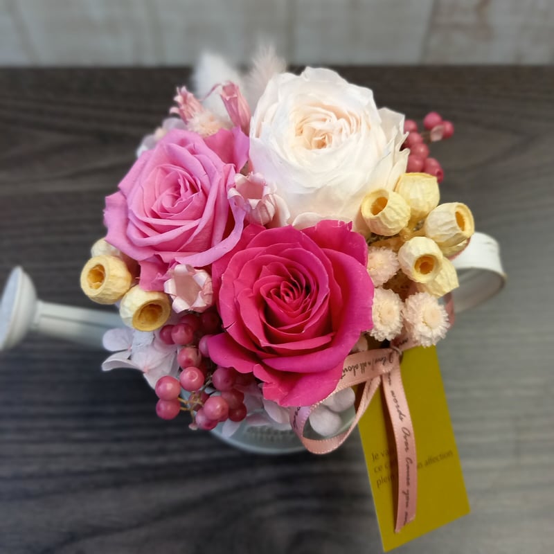 ジョウロ型のプリザーブドフラワーアレンジ ピンク系 | フローリスト桜桃