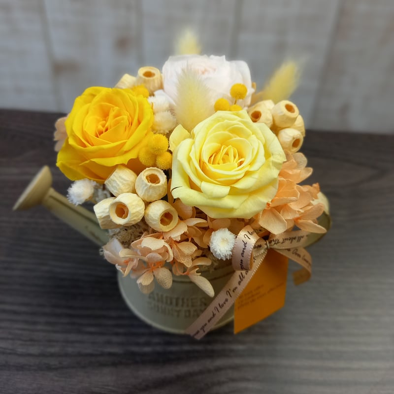 ジョウロ型のプリザーブドフラワーアレンジ オレンジ系 | フローリスト桜桃