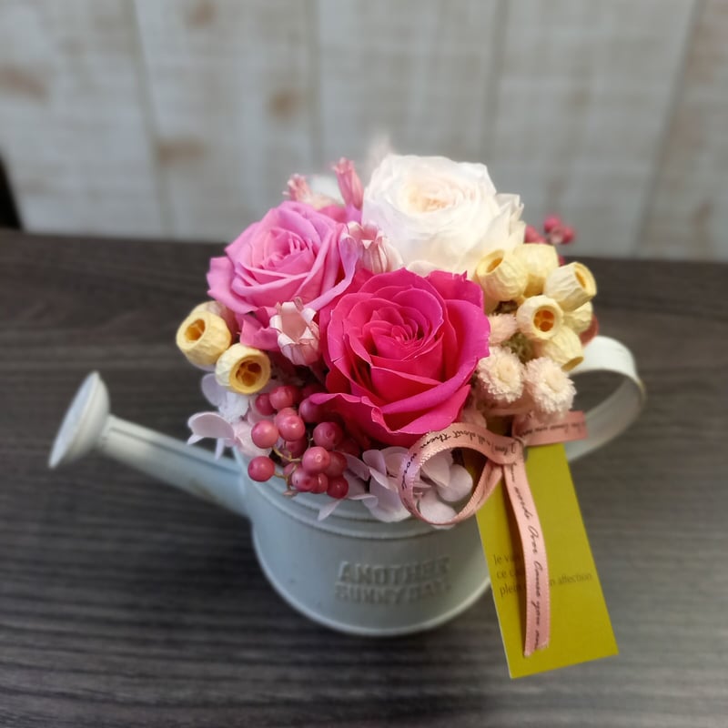 ジョウロ型のプリザーブドフラワーアレンジ ピンク系 | フローリスト桜桃