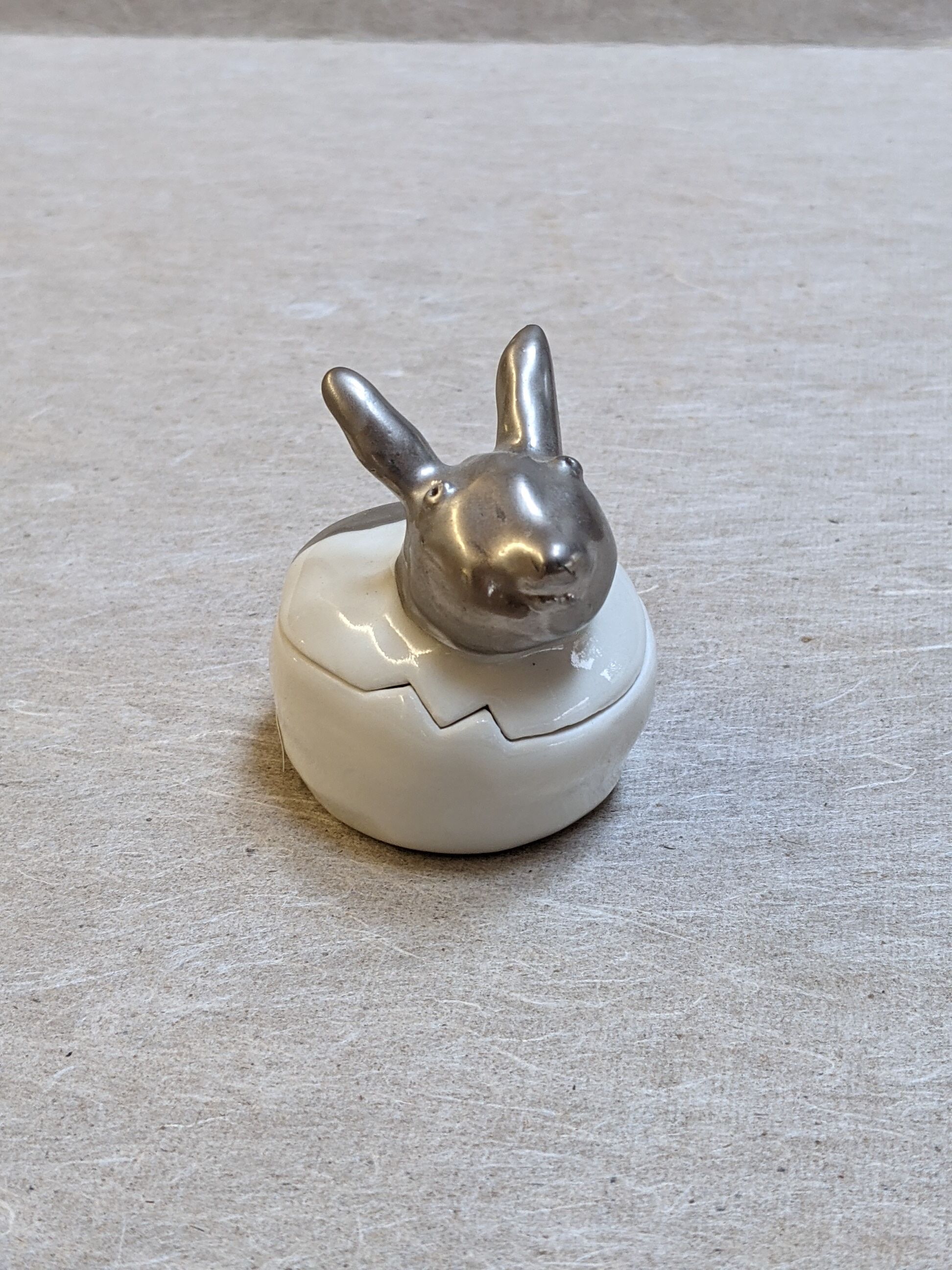 吉川千香子　ウサギ模様の白い平皿 直径　19cm original