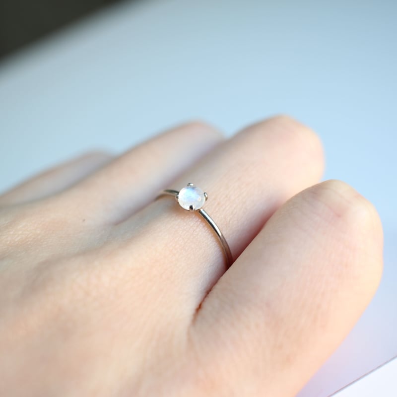 SV925] 天然石 レインボームーンストーンの一粒リング 海月