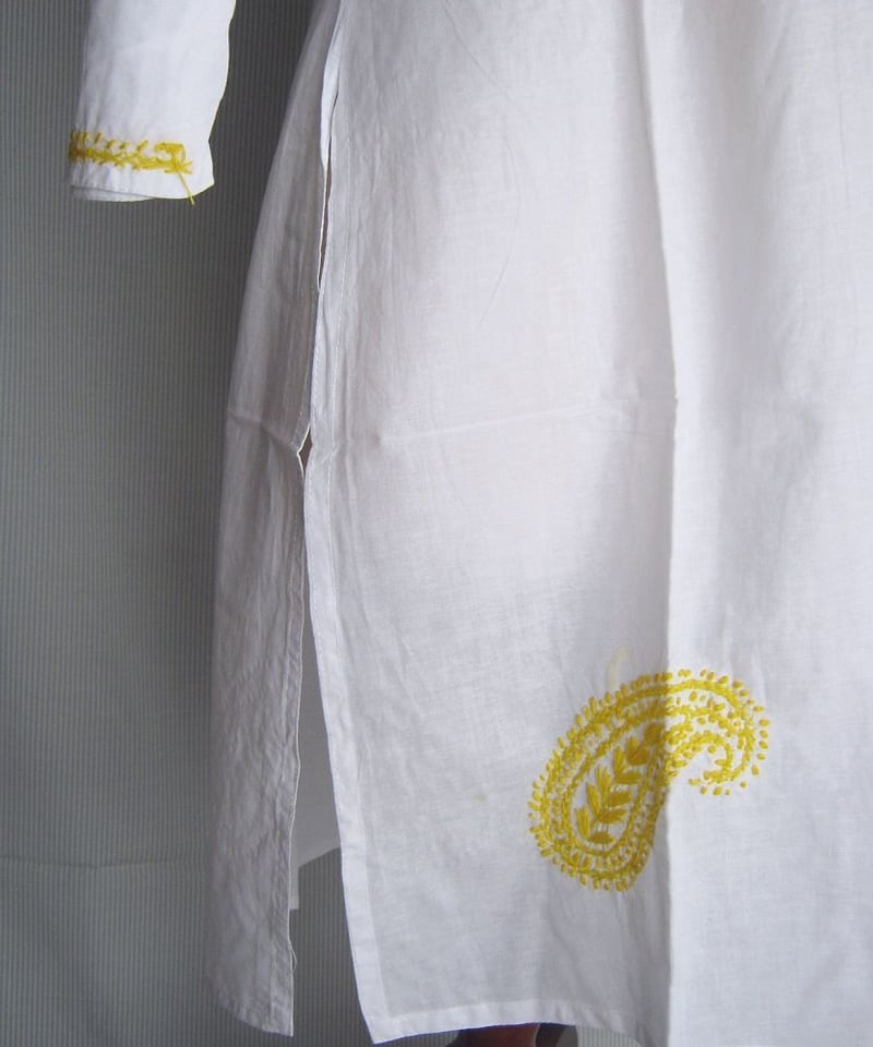 豪華刺繍クルタセット ホワイトパンツインドネパール衣装【Sサイズ】【OT15】 インド刺繍クルタcek5/S～SM/ホワイト・イエロー刺繍