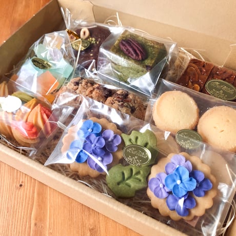 朝露のお菓子詰め合わせ
