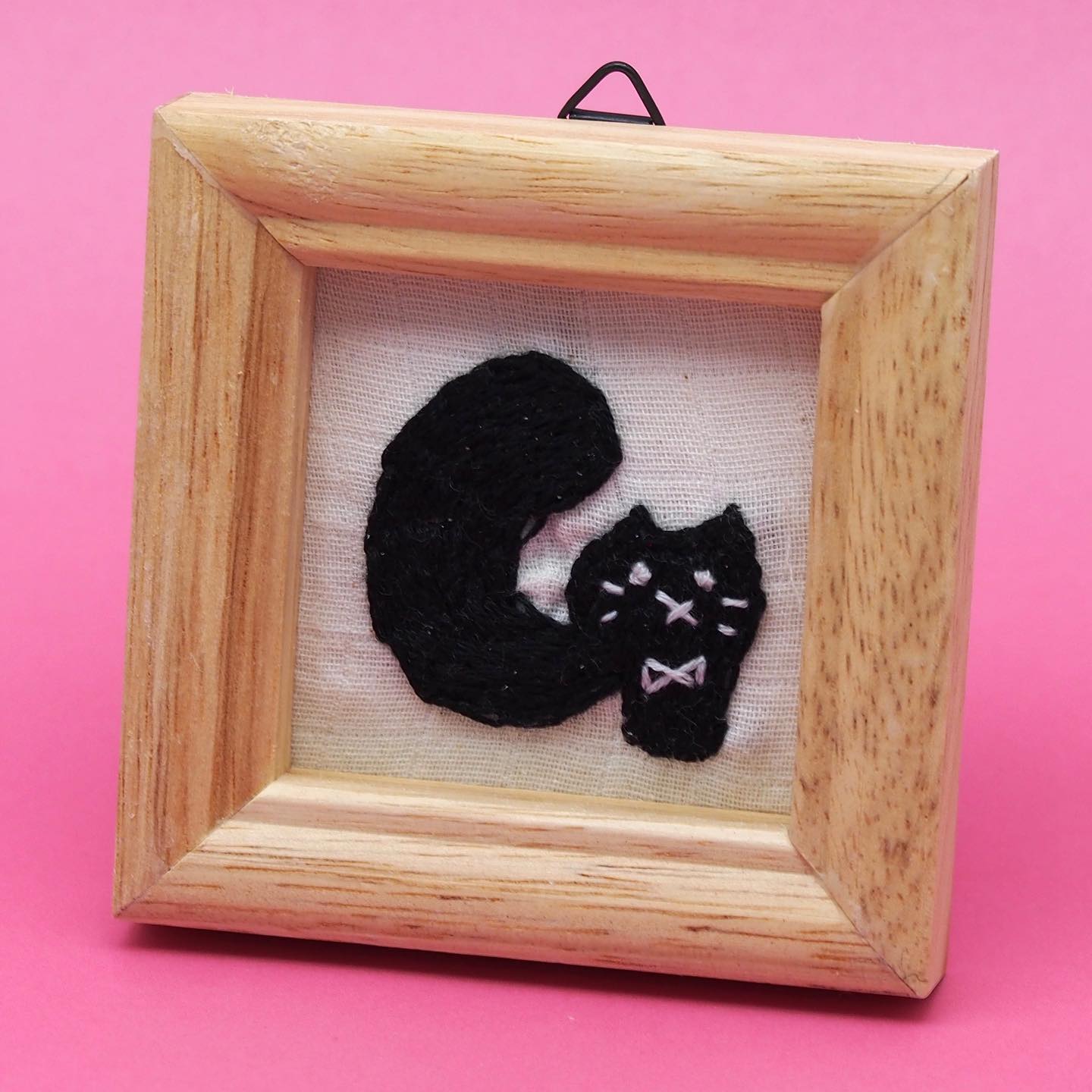 イニシャルにゃんこ刺繍【壁掛けミニフレーム】 | mieux mignon