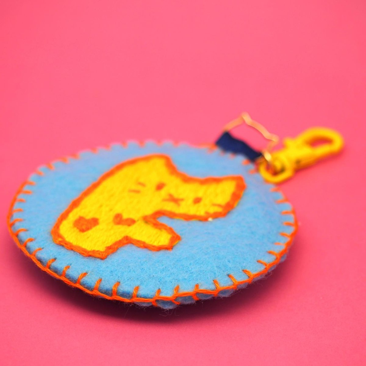 [専用　トン吉様]チャーム 刺繍 ストラップ フェルト＊仕上げ前、コメント必須 イニシャルにゃんこ刺繍【フェルトミニチャーム】 | mieux mignon